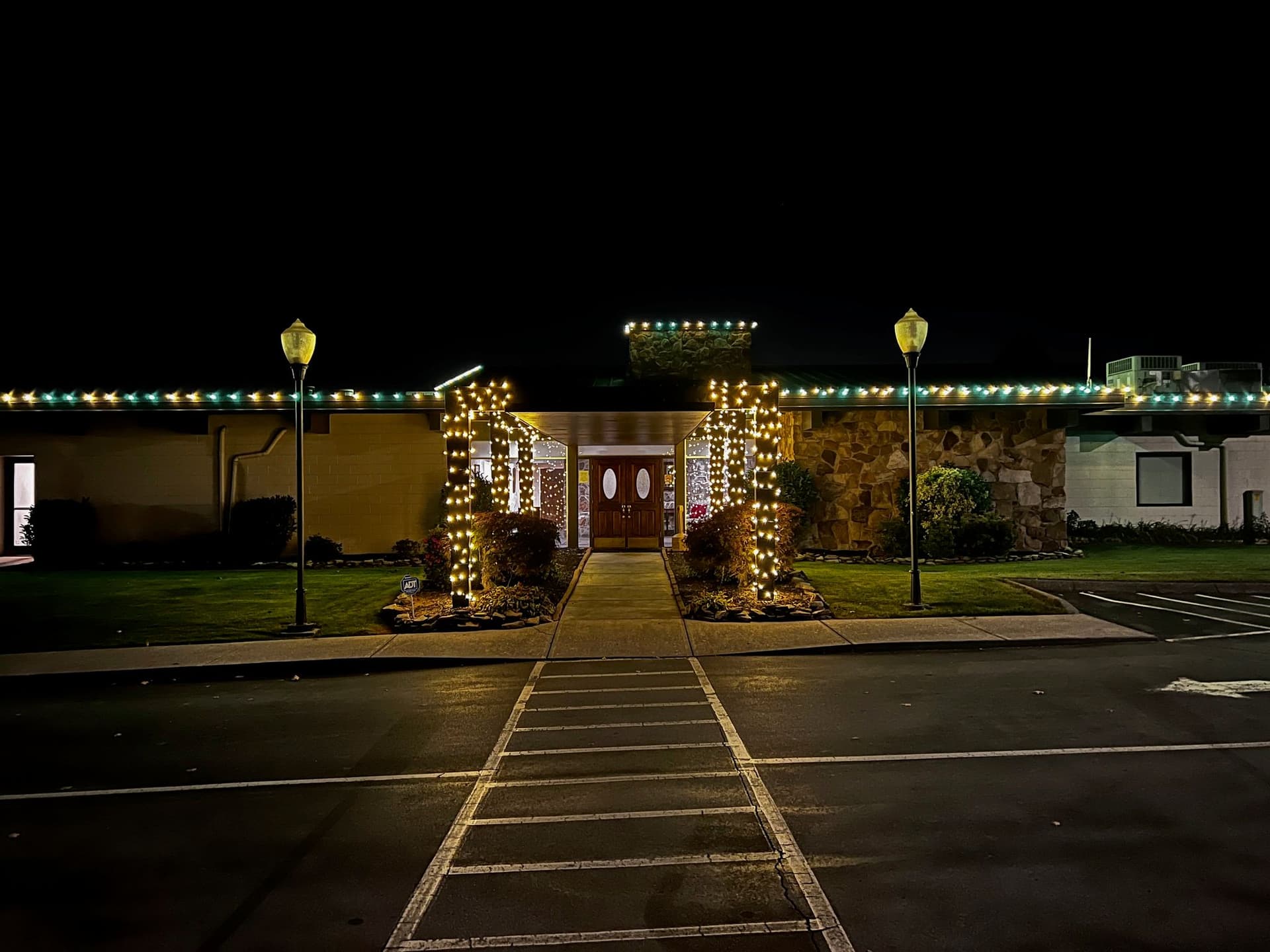 Sevierville Restaurants & Shops: Holiday Lighting That Attracts Customers image